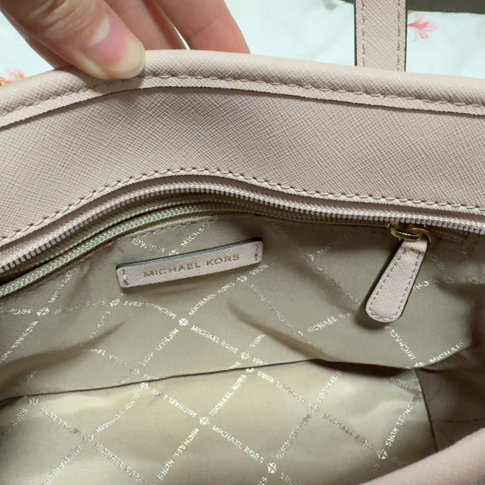 💎 Michael Kors Tote with Logo and Leather Wristlet Combo 💎 - Picture 3 of 6